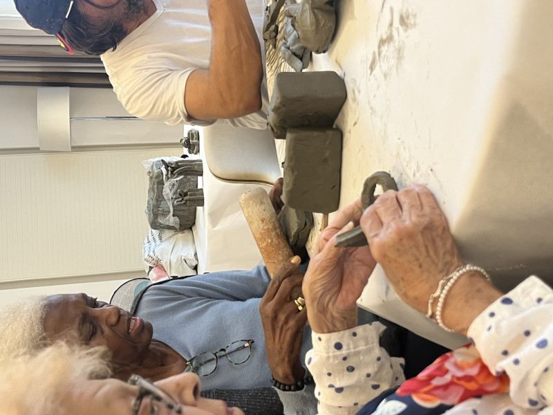 Un atelier de sculpture aux couleurs de Noël à la résidence Le Voltaire