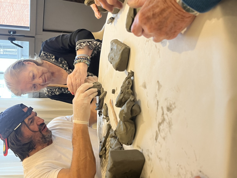 Un atelier de sculpture aux couleurs de Noël à la résidence Le Voltaire